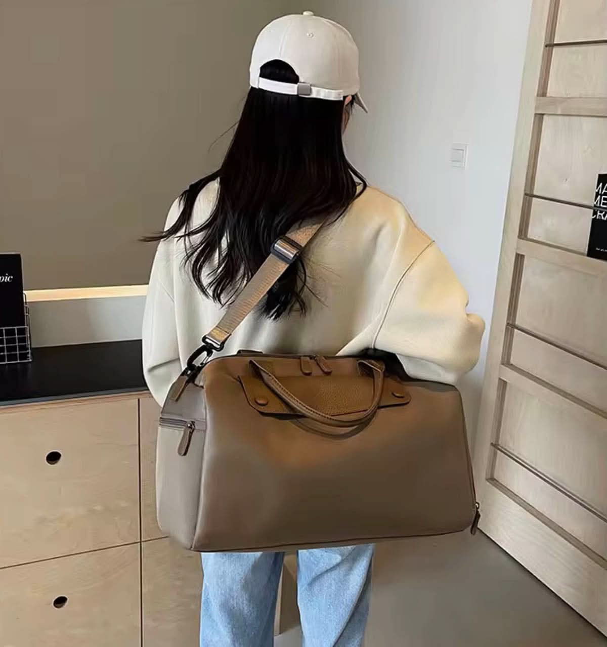 Bolso Salvatore de Maison Caviar, bolso de mano negro con detalles en dorado y asa de cuero, estilo elegante y moderno.