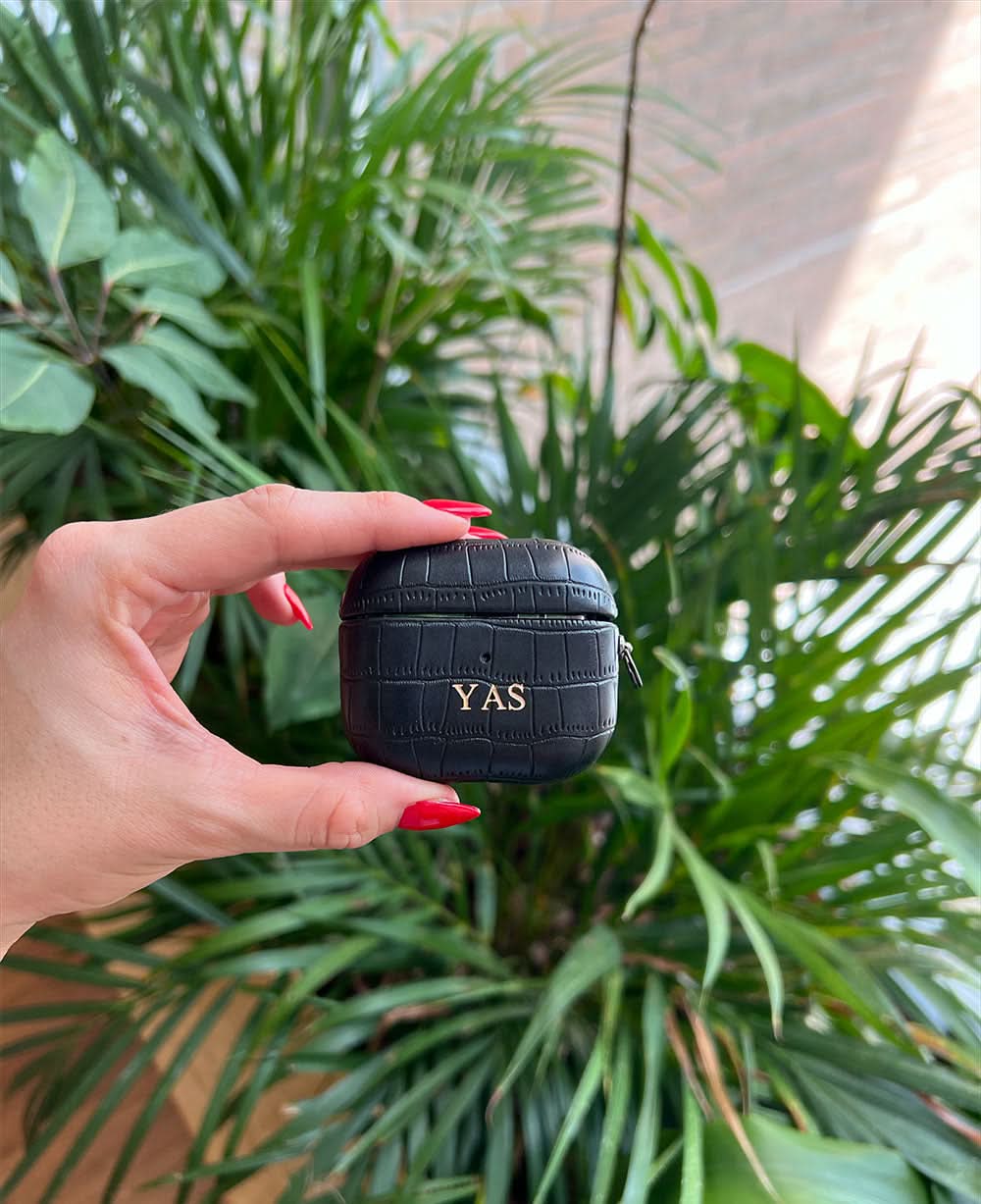 Estuche para Airpods Maison Caviar Amsterdam, protección de silicona con diseño colorido y detalles elegantes para auriculares.