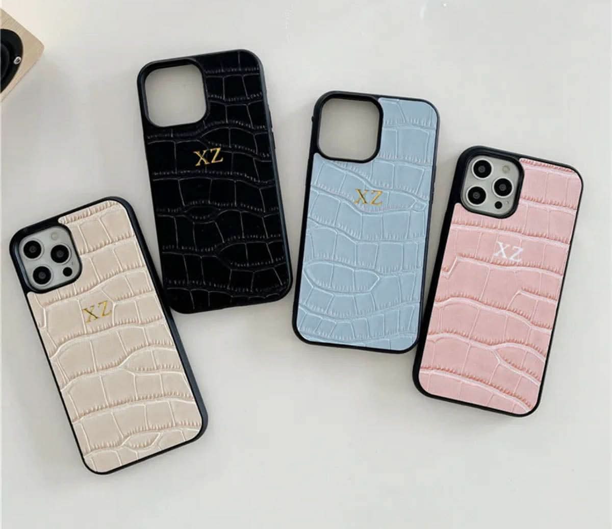 Funda para iPhone Valencia de Maison Caviar, protección elegante con diseño sofisticado, vista frontal del caso en color neutro.