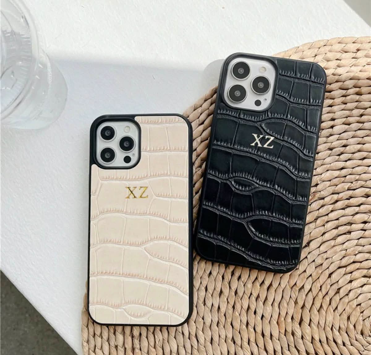 Funda para iPhone Valencia de Maison Caviar, protección elegante en color vibrante, vista frontal del diseño de la funda.