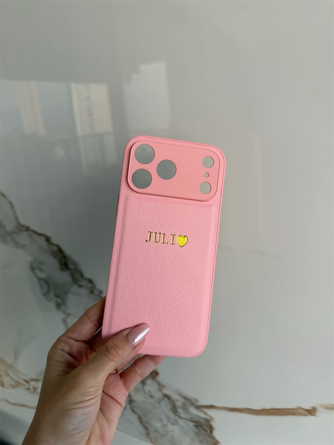 Funda para iPhone Roma de Maison Caviar, protección elegante en cuero con diseño clásico y acabado de alta calidad.