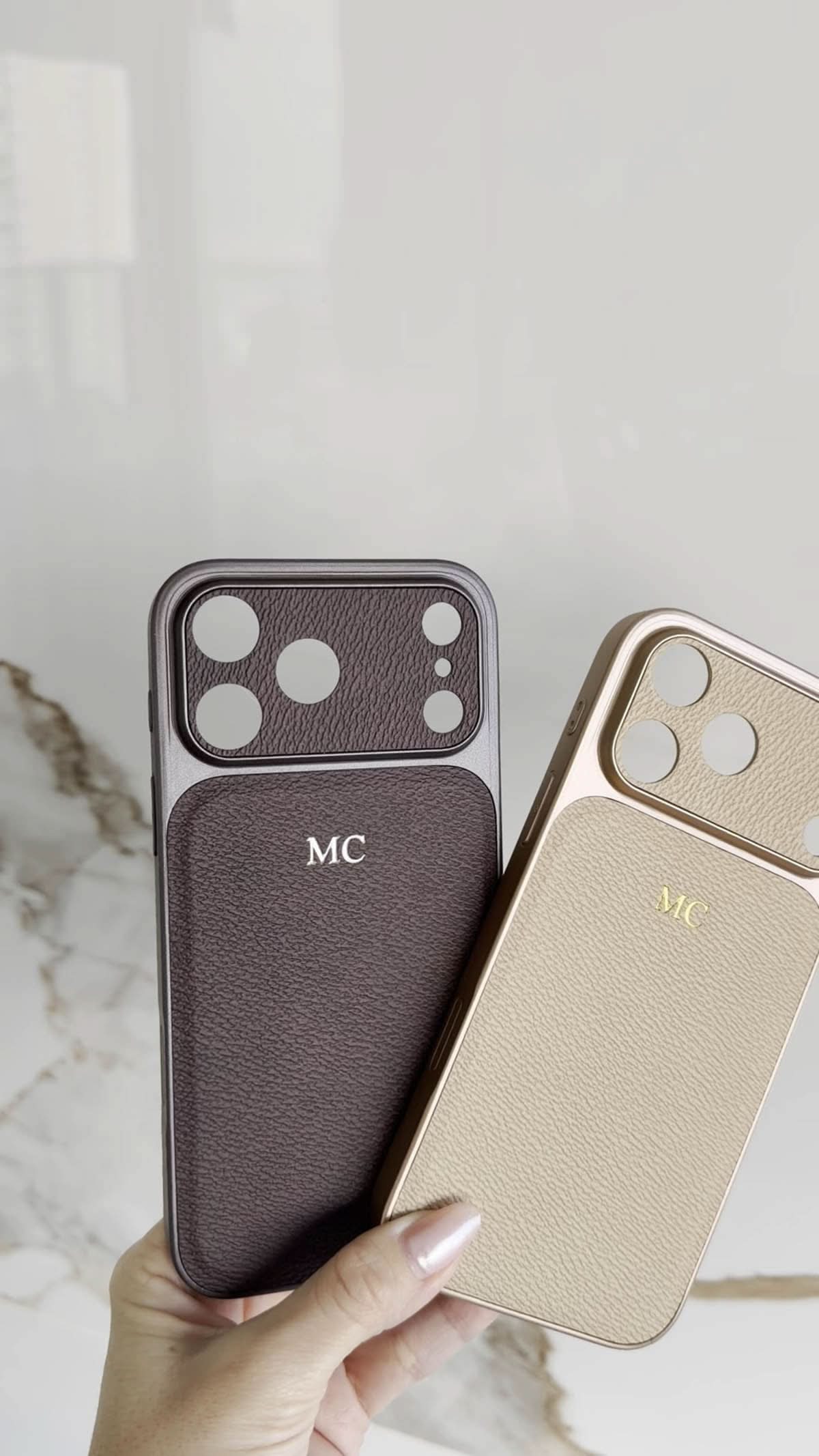 Funda para iPhone Maison Caviar Arthur en color negro, protección y estilo para tu teléfono móvil.