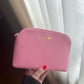 Bolsa de tocador Salamanca de Maison Caviar, elegante y compacta, con compartimentos para cosméticos y artículos de belleza.