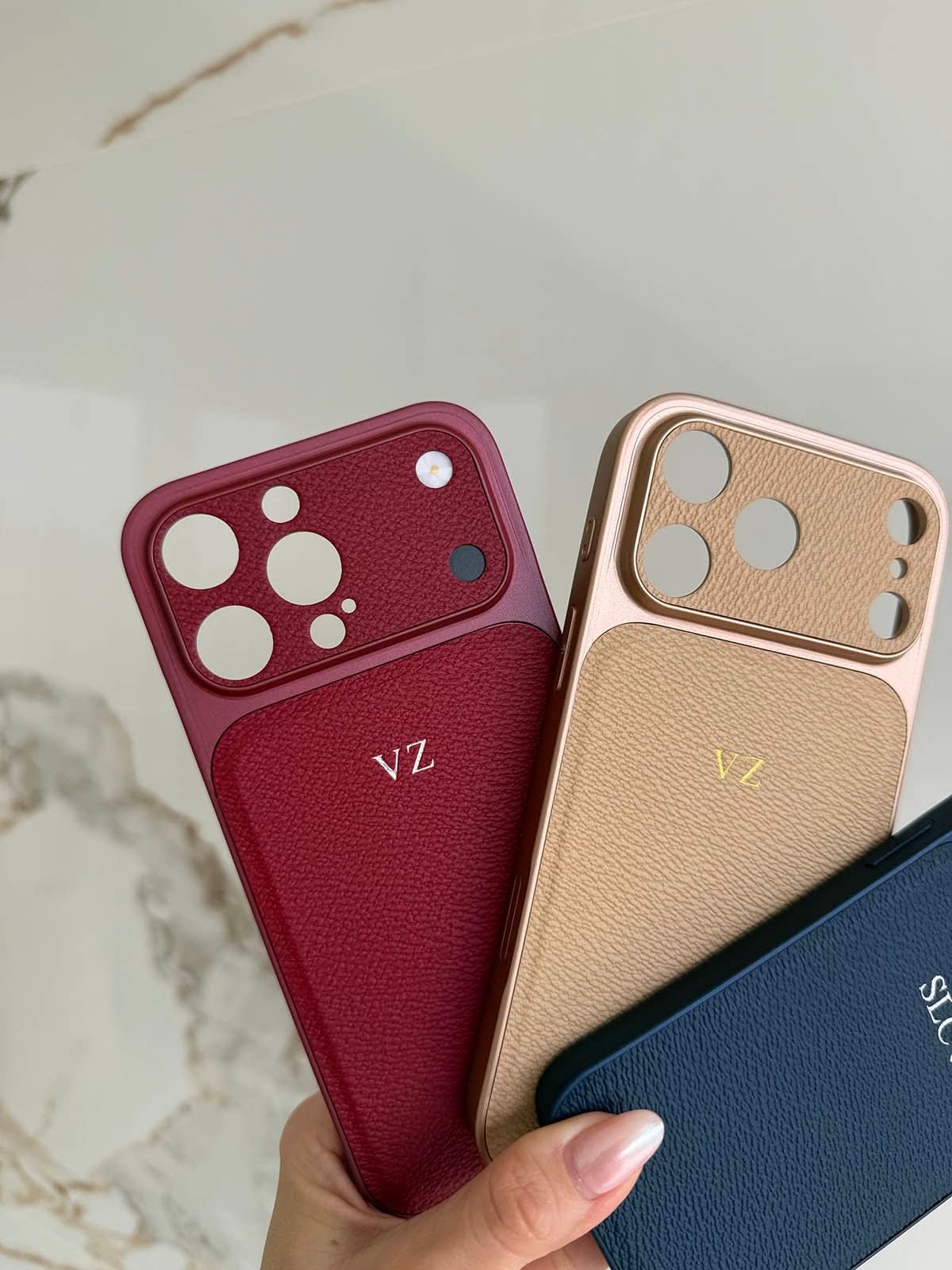 Funda para iPhone Arthur de Maison Caviar, protección elegante con diseño de alta calidad en la imagen.