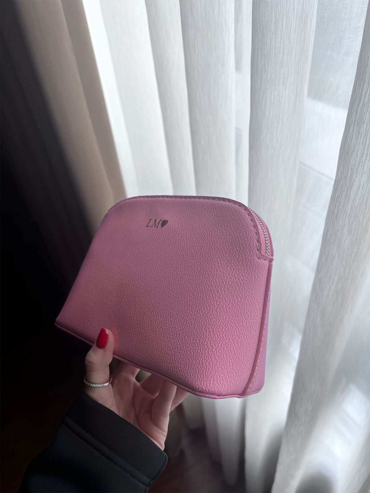 Neceser de viaje Maison Caviar Salamanca con compartimentos y asas, ideal para organizar productos de belleza.