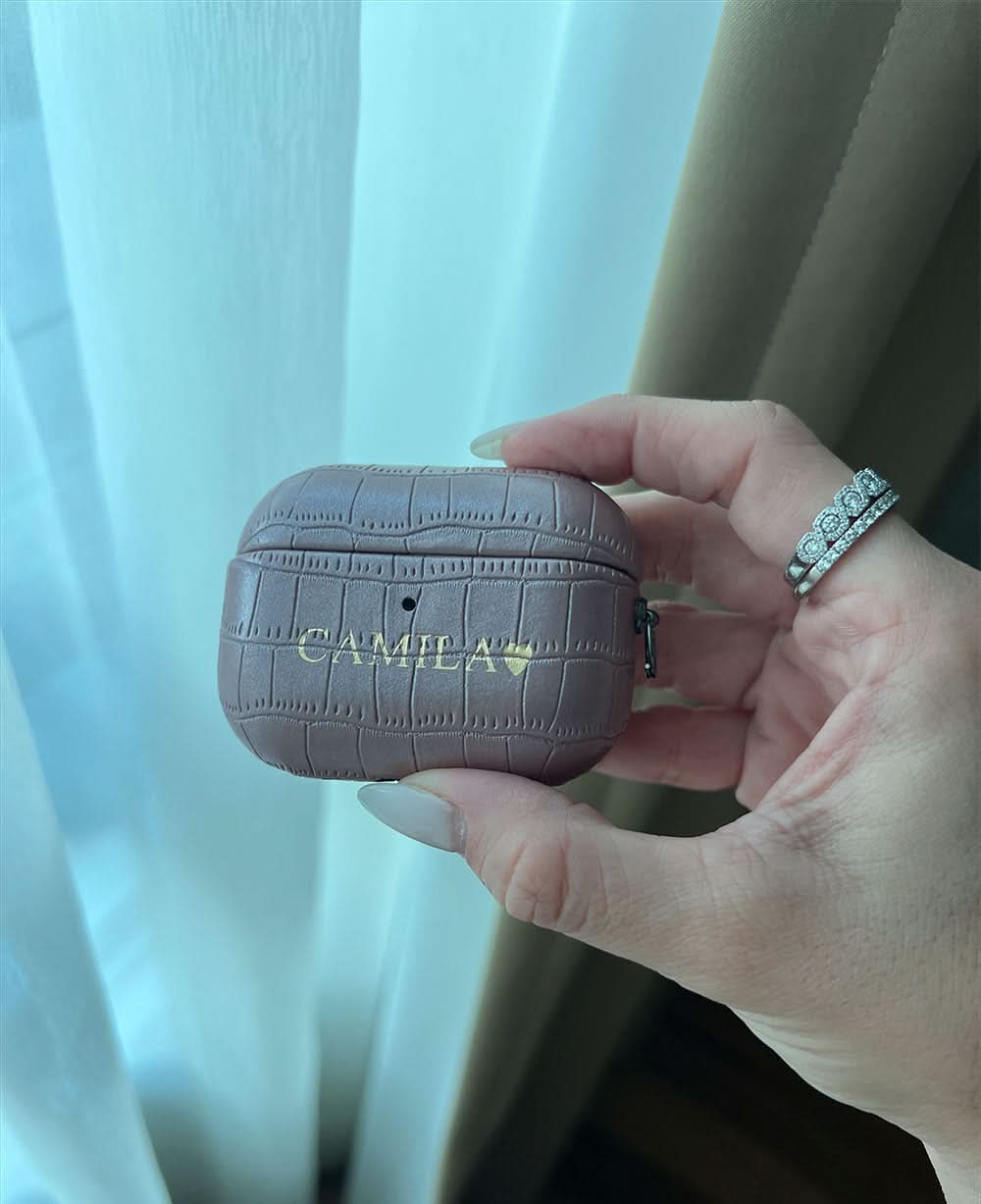 Estuche para Airpods Maison Caviar con diseño de Ámsterdam, protección y estilo para tus auriculares inalámbricos.