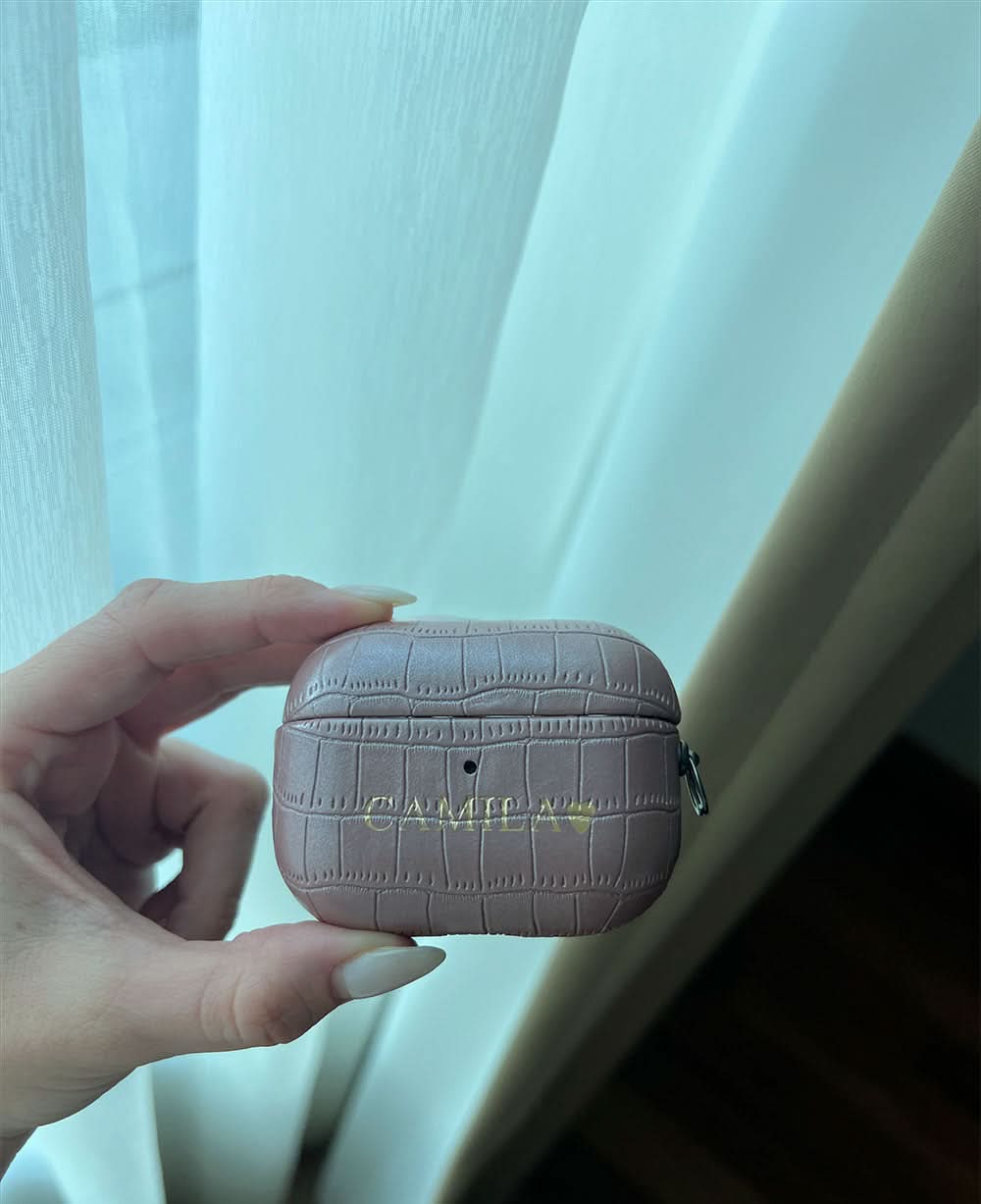 Funda para Airpods Maison Caviar estilo Amsterdam, protección de silicona en color negro con detalles elegantes.
