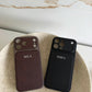 Funda para iPhone Maison Caviar Arthur, protección elegante de silicona en color negro con diseño minimalista.