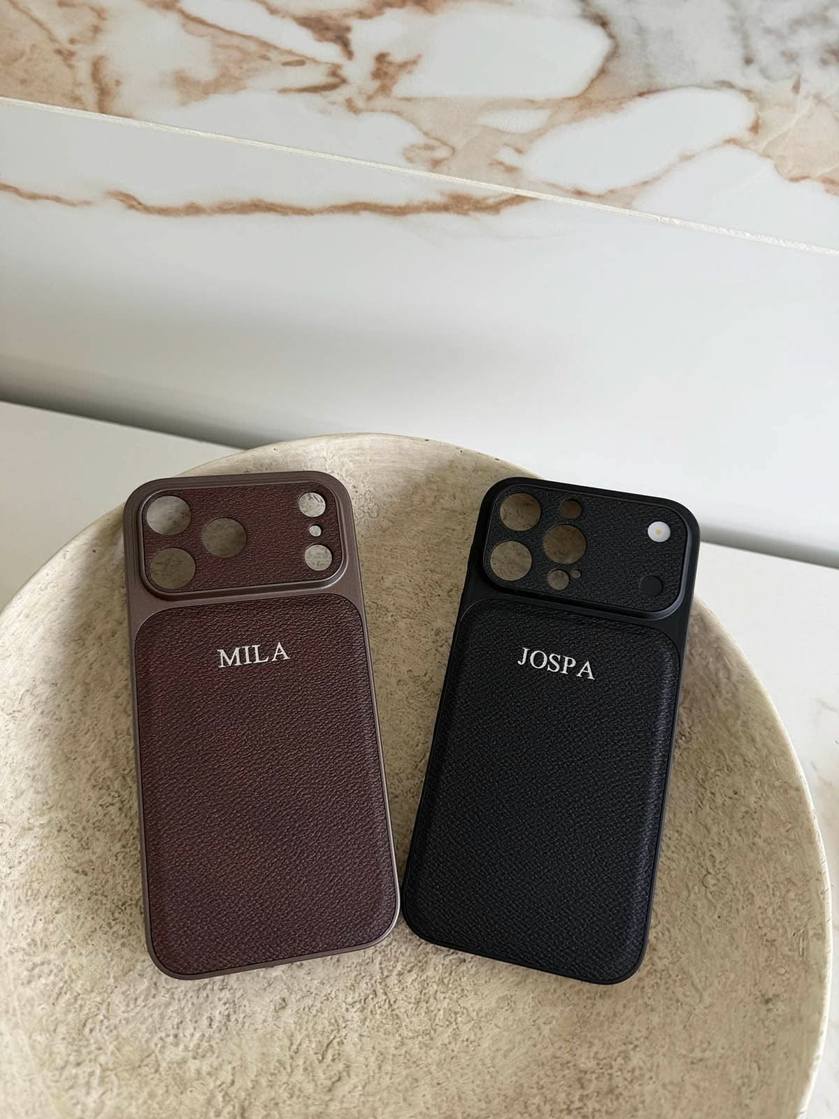 Funda para iPhone Maison Caviar Arthur, protección elegante de silicona en color negro con diseño minimalista.