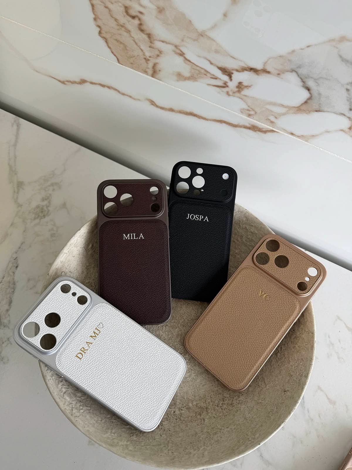 Funda para iPhone Arthur de Maison Caviar, protección elegante en color negro con detalles de alta calidad.