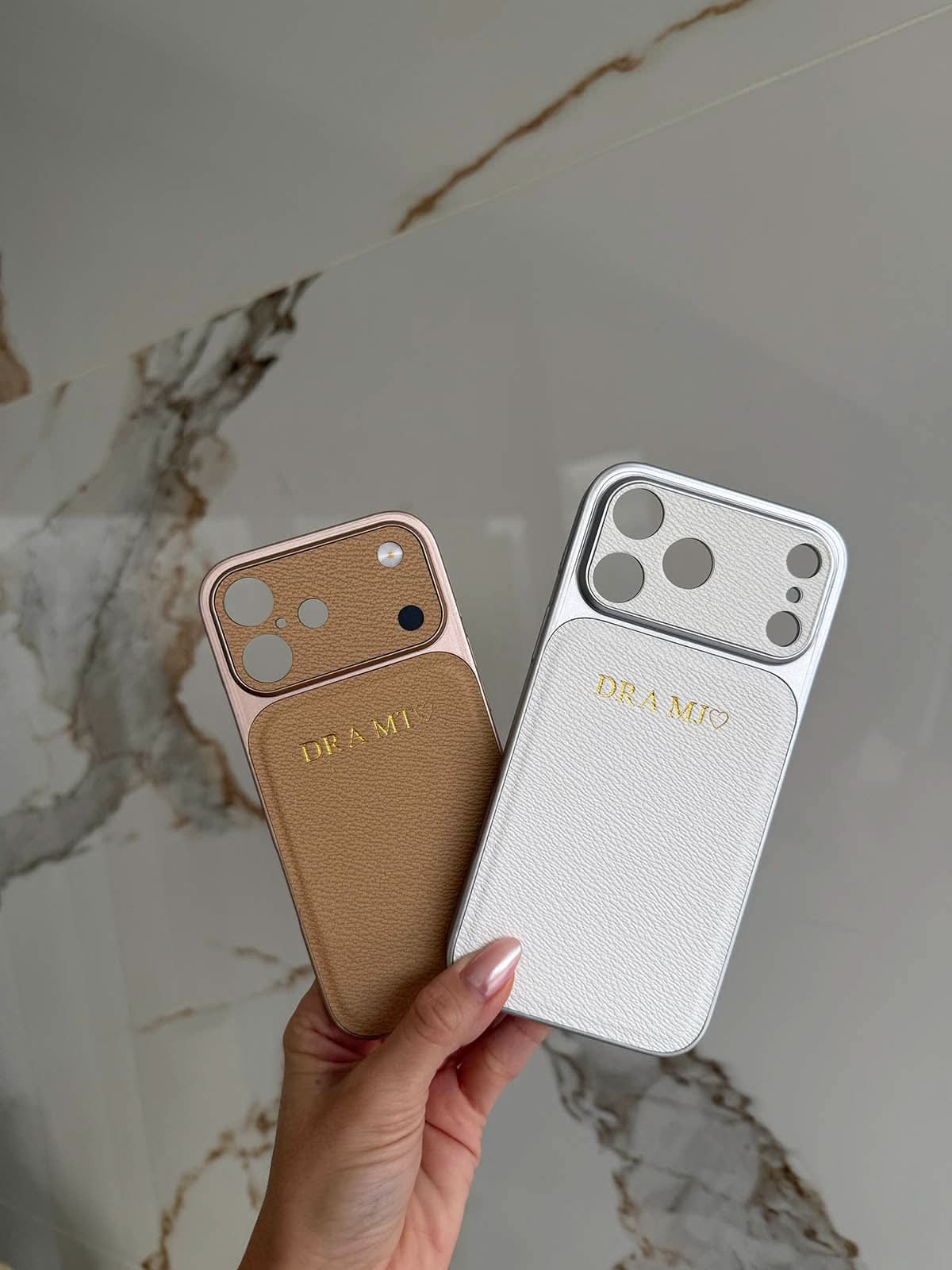 Funda para iPhone Maison Caviar Arthur, protección de alta calidad y diseño elegante, visible en la imagen.