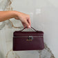 Bolso Giulia de Maison Caviar en cuero negro con detalles dorados y asa superior, estilo elegante y moderno.