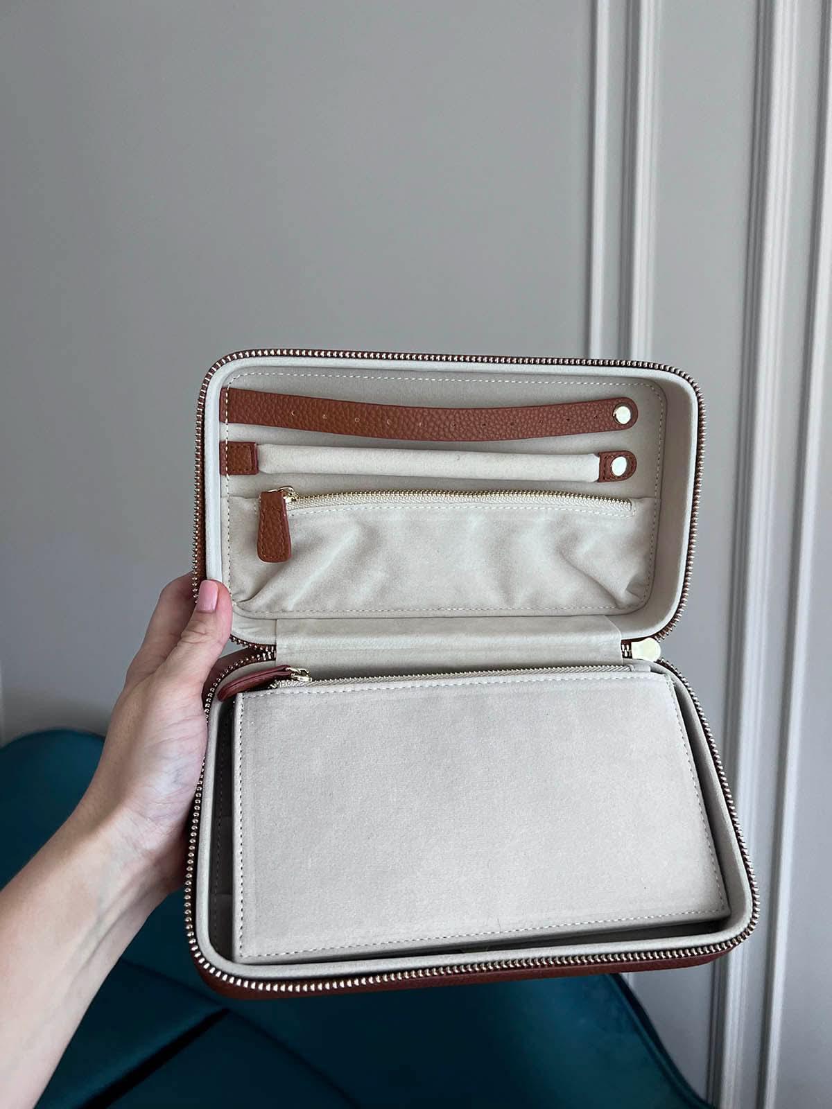 Joyero Maison Caviar Londres de madera con compartimentos y cerradura, diseño elegante y compacto para joyas y accesorios.