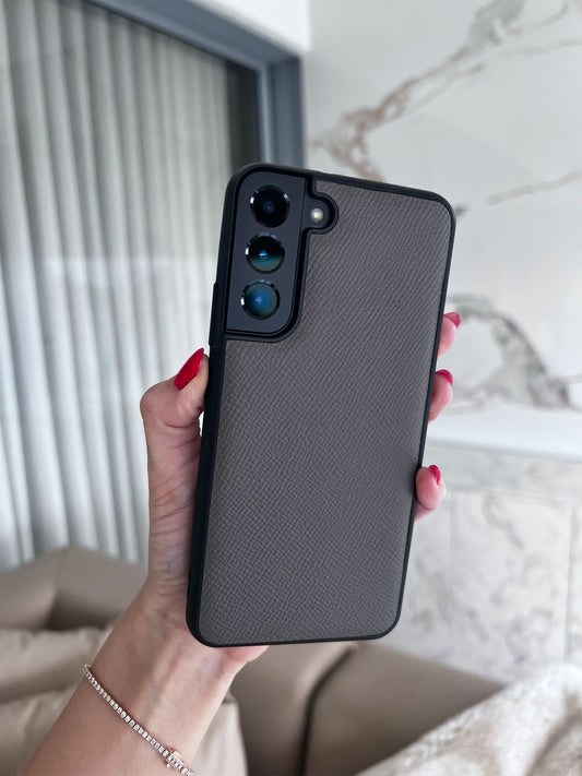 Funda Samsung Benedetto de Maison Caviar, protección elegante para teléfono móvil, con diseño en cuero y detalles sofisticados.