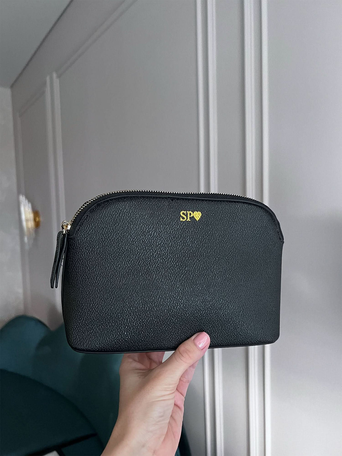Bolso de maquillaje Salamanca de Maison Caviar, bolso de vanity con compartimentos y diseño elegante, visto en la imagen.
