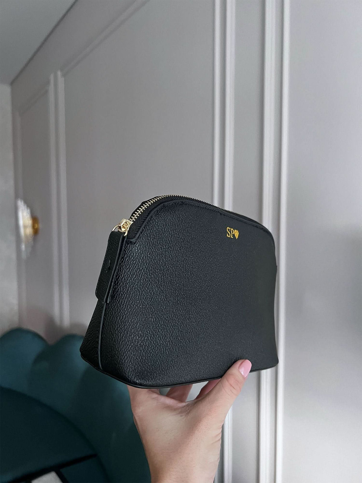 Bolso de tocador Salamanca de Maison Caviar, con compartimentos y diseño elegante, ideal para cosméticos y accesorios de belleza.