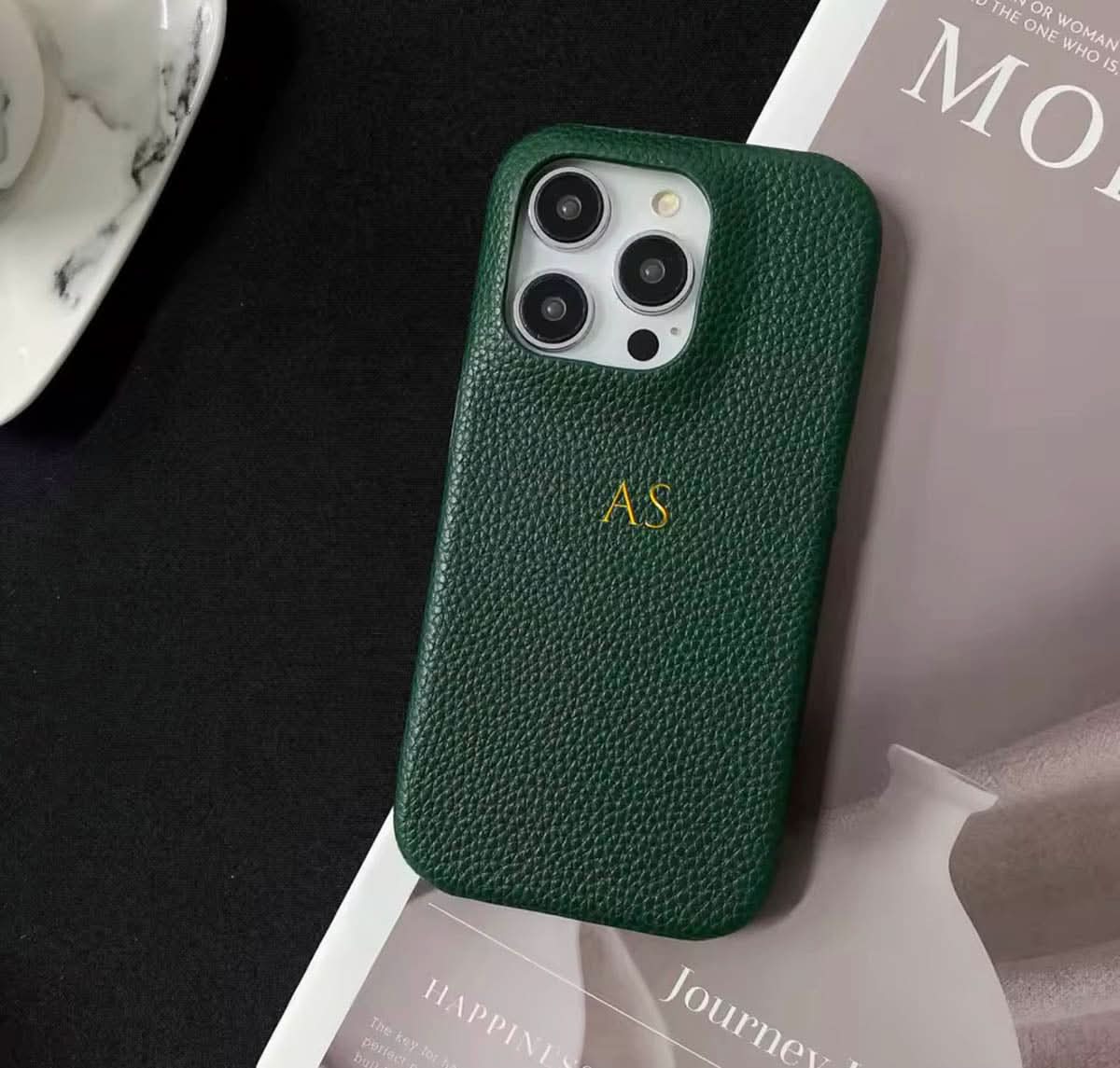 Funda para iPhone Pisa de Maison Caviar, protección de alta calidad en diseño elegante, vista frontal del caso para teléfono inteligente.
