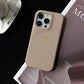 Funda para iPhone Pisa de Maison Caviar en color negro, con diseño elegante y protección para el teléfono inteligente.