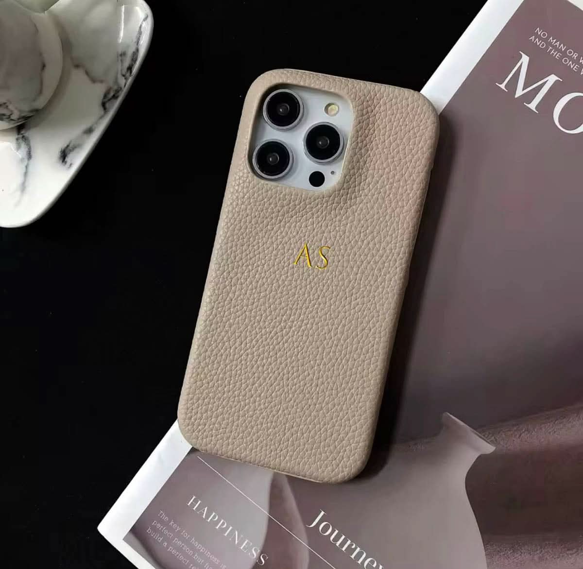 Funda para iPhone Pisa de Maison Caviar en color negro, con diseño elegante y protección para el teléfono inteligente.