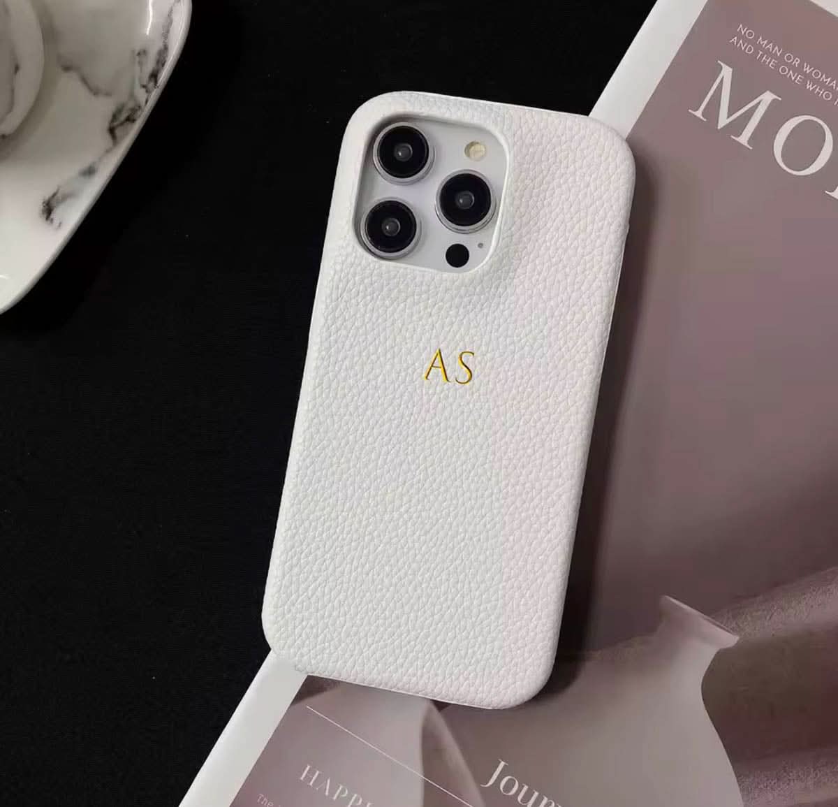 Funda para iPhone Pisa de Maison Caviar, protección elegante en cuero con diseño detallado, vista frontal del caso en color negro