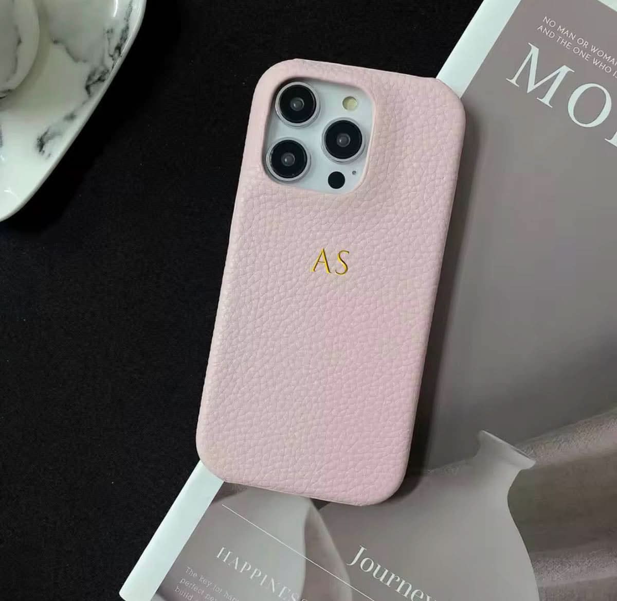 Funda para iPhone Pisa de Maison Caviar, protección elegante en cuero con detalles sofisticados, vista frontal del producto.