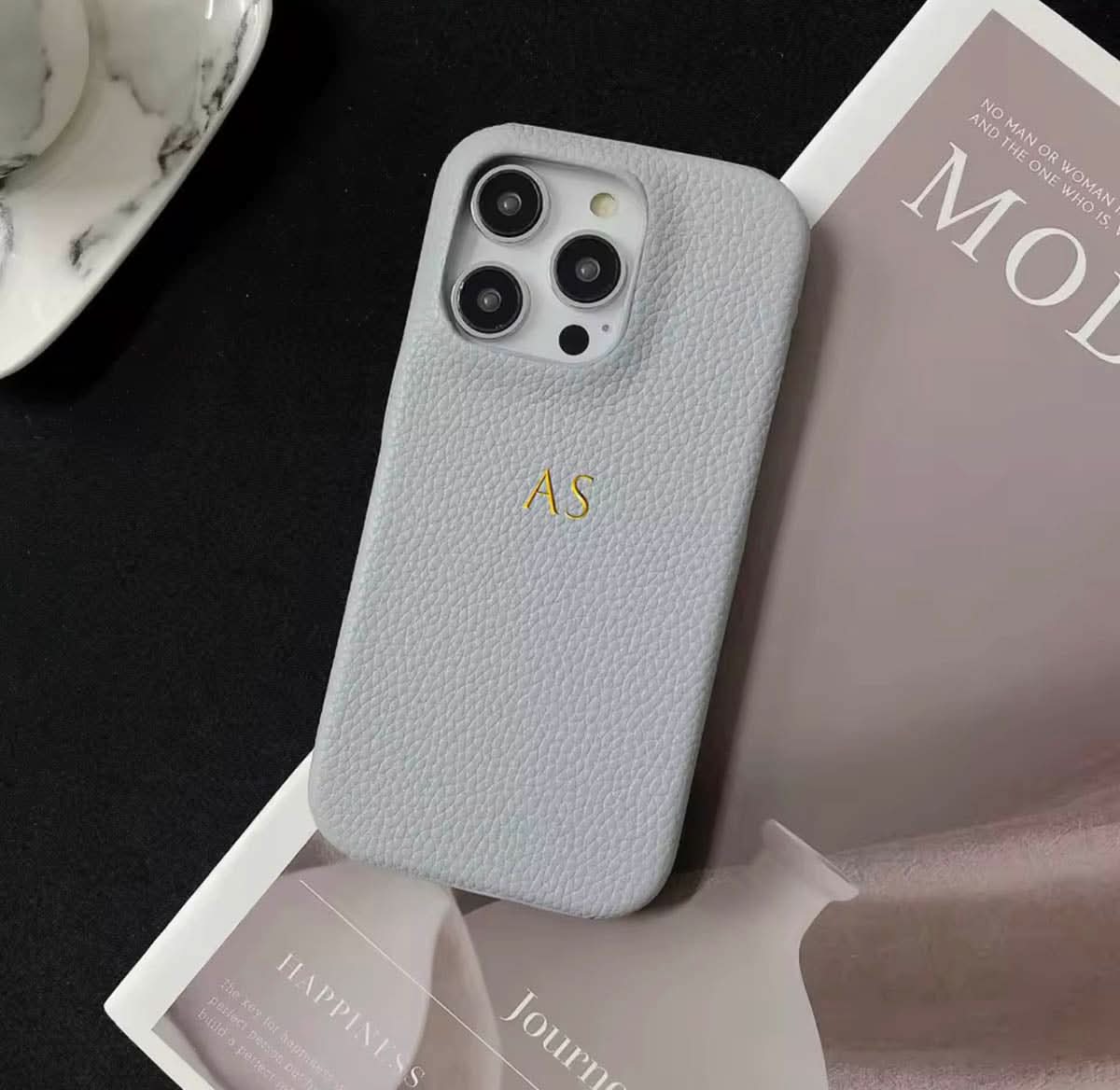 Funda para iPhone Pisa de Maison Caviar, protección elegante en cuero con detalles sofisticados, vista frontal del diseño.