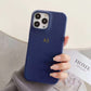 Funda para iPhone Pisa de Maison Caviar, protección elegante en cuero con detalles decorativos, vista frontal del producto.