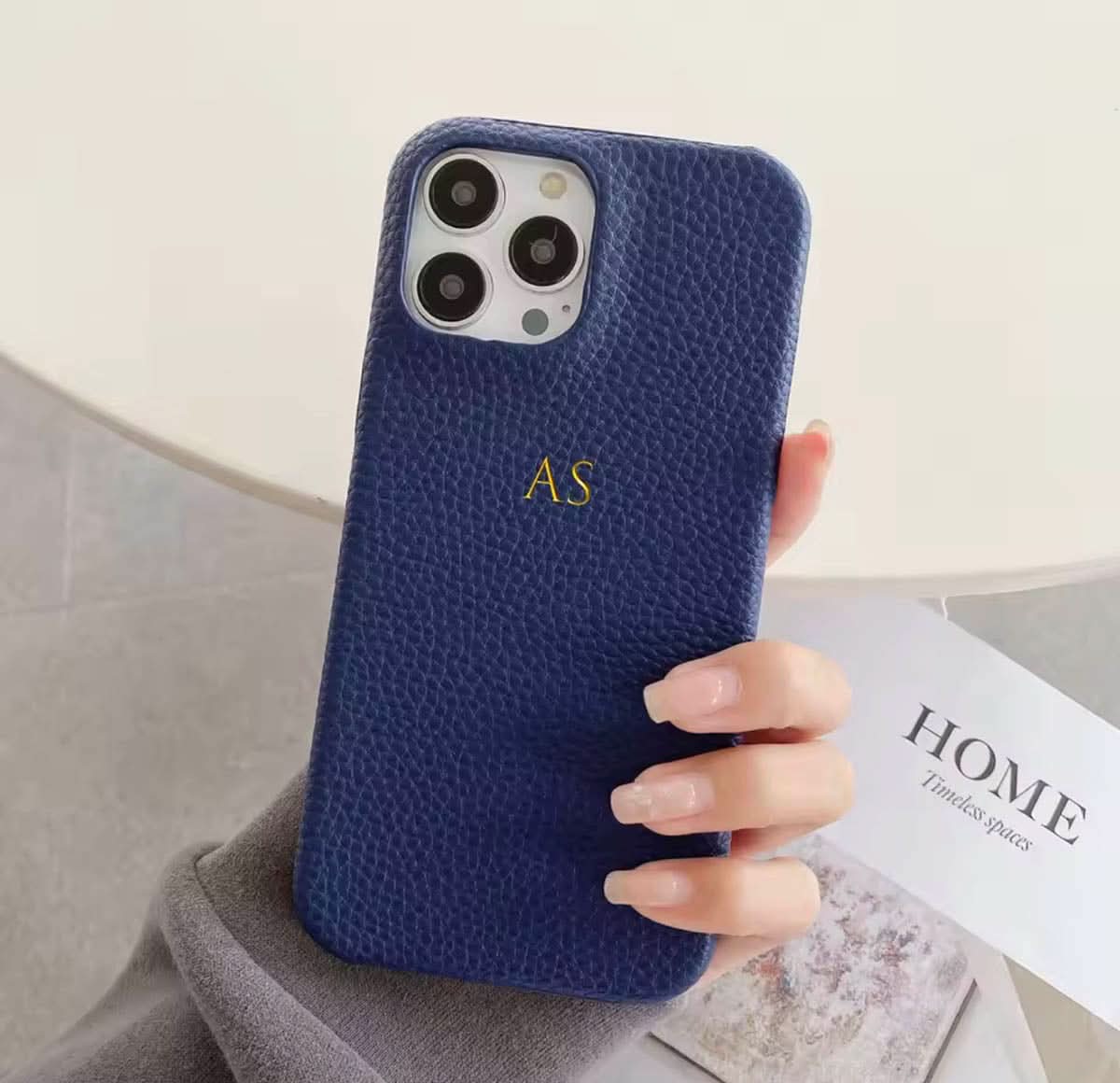 Funda para iPhone Pisa de Maison Caviar, protección elegante en cuero con detalles decorativos, vista frontal del producto.
