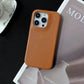 Funda para iPhone Pisa de Maison Caviar, protección elegante en cuero con detalles en relieve.