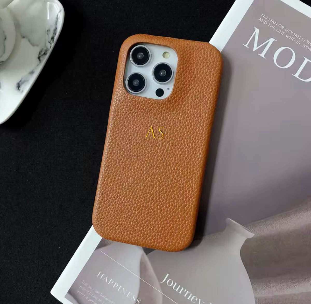 Funda para iPhone Pisa de Maison Caviar, protección elegante en cuero con detalles en relieve.