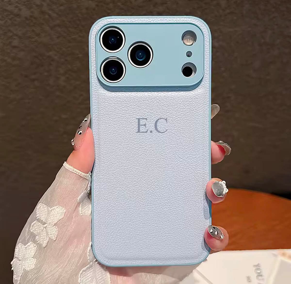 Funda para iPhone Maison Caviar Madrid, protección elegante con diseño de cuero en color rojo, vista frontal del teléfono en la funda