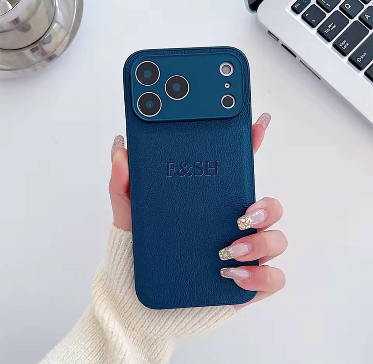 Funda para iPhone Maison Caviar Madrid, protección de alta calidad con diseño elegante en color neutro.