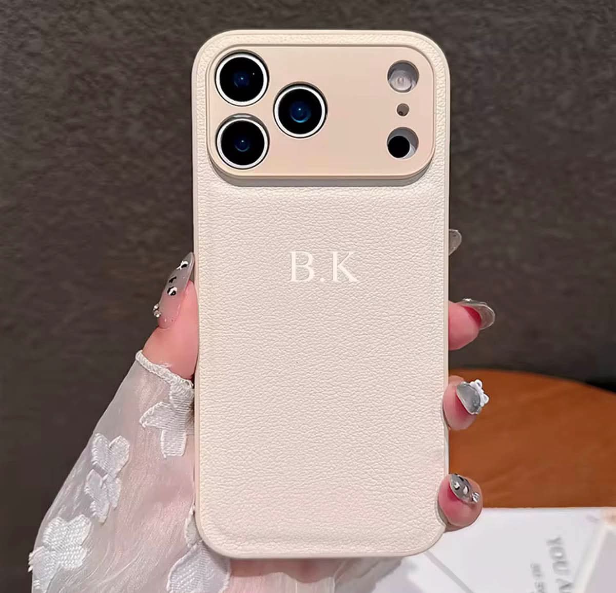 Funda para iPhone Maison Caviar Madrid en color negro, con diseño elegante y protección para teléfono móvil.