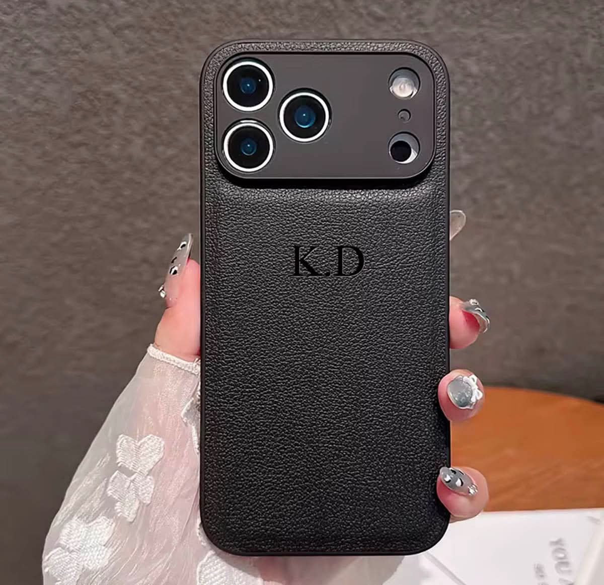 Funda para iPhone Madrid de Maison Caviar, protección de lujo con diseño elegante y detalles en la parte trasera.