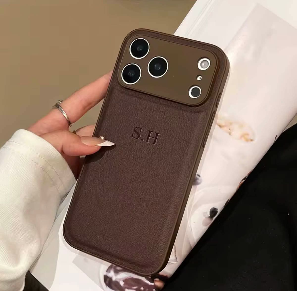 Funda para iPhone Maison Caviar Madrid en color negro con diseño elegante y protección para el teléfono.