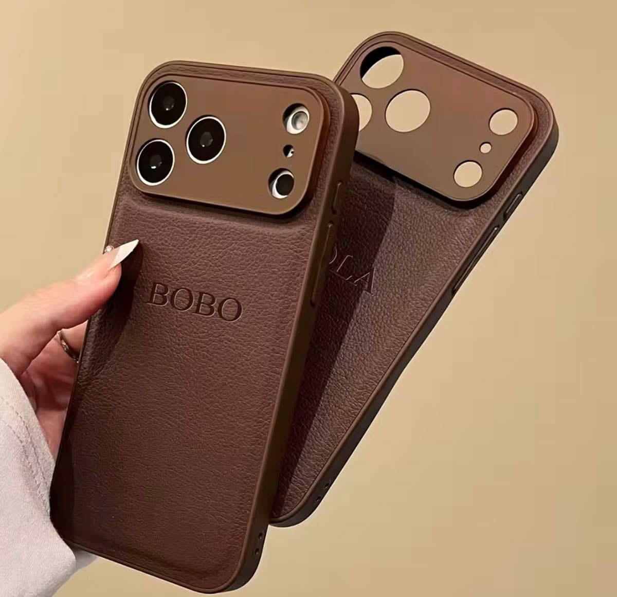 Funda para iPhone Madrid de Maison Caviar, protección de alta calidad con diseño elegante y detalles en la parte trasera del teléfono.