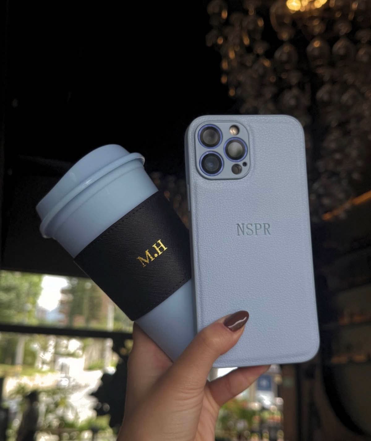 Funda para iPhone Madrid de Maison Caviar, protección elegante con diseño exclusivo en la parte trasera del teléfono.
