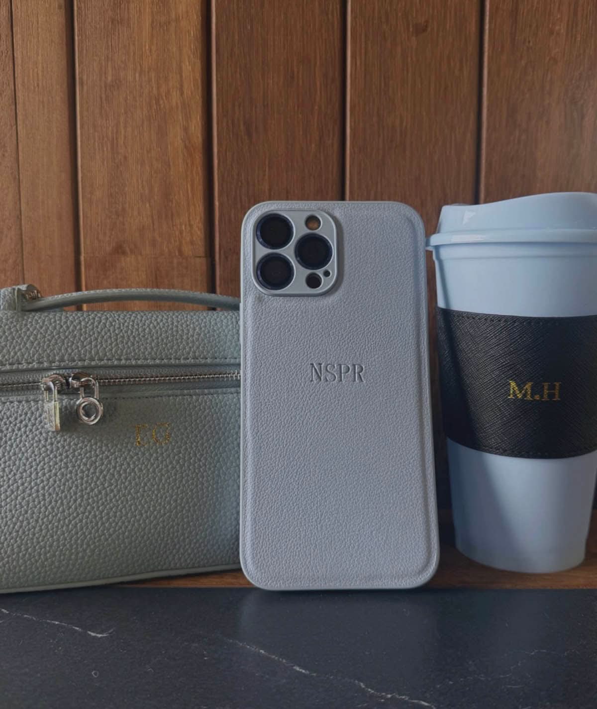 Funda para iPhone Madrid de Maison Caviar, protección elegante con diseño de la ciudad, vista trasera del caso en color neutro.