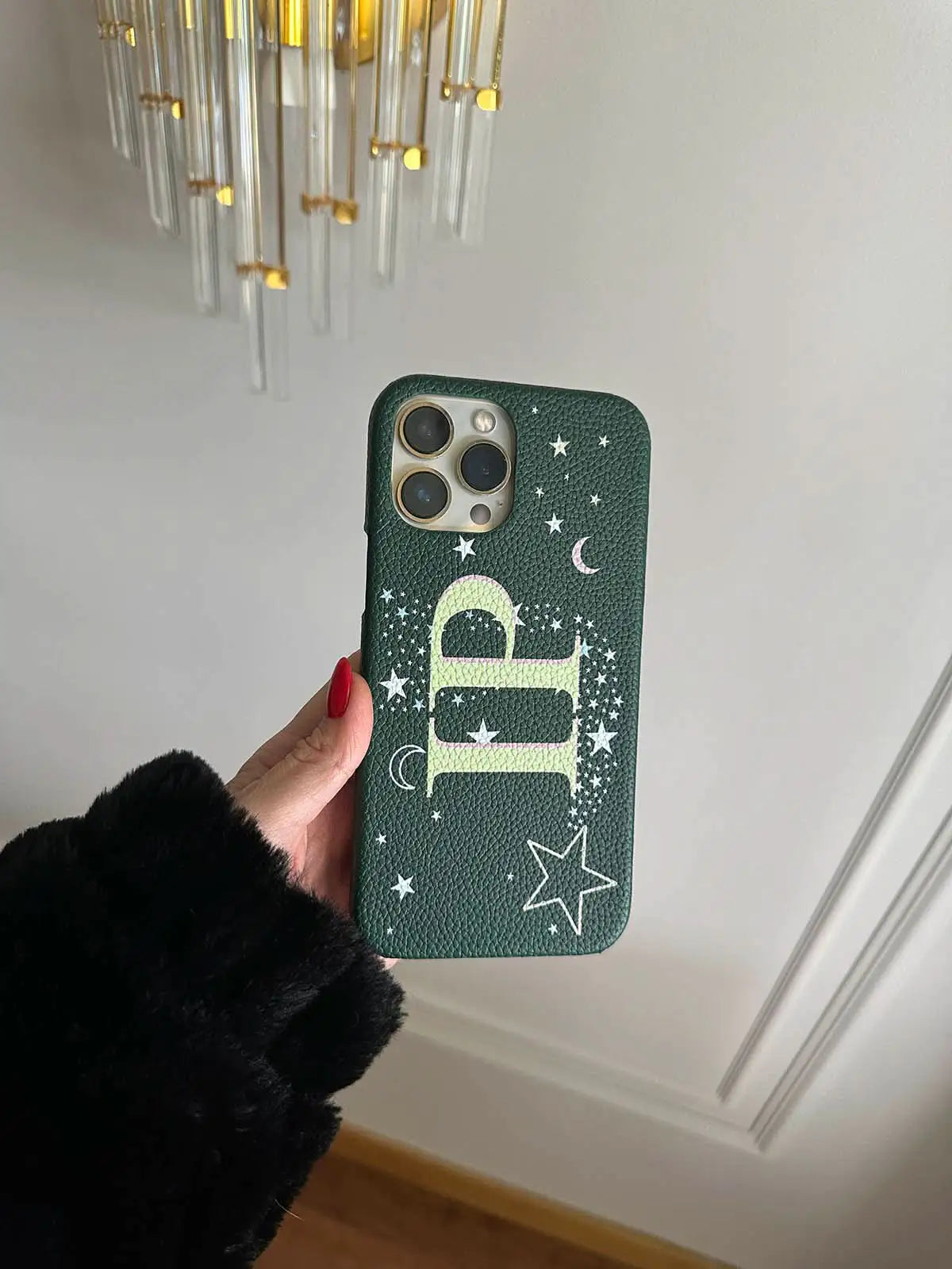 Funda para iPhone Maison Caviar Alice con diseño elegante y protección, vista frontal del caso en color y detalles decorativos