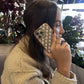 Funda para iPhone Eliot de Maison Caviar, protección elegante en color negro, diseño duradero y de alta calidad.