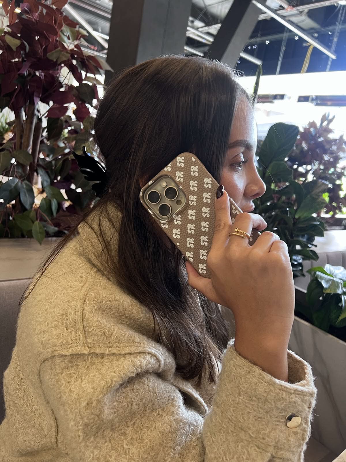 Funda para iPhone Eliot de Maison Caviar, protección elegante en color negro, diseño duradero y de alta calidad.