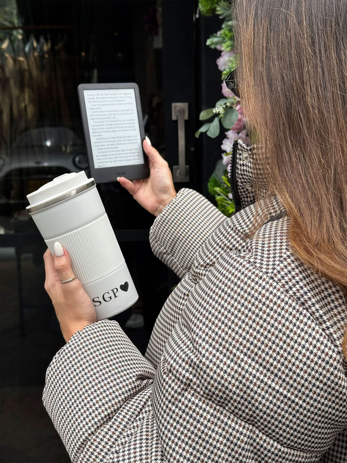 Vaso para café Filipo de Maison Caviar, de cerámica blanca con diseño elegante y asa para disfrutar bebidas calientes.