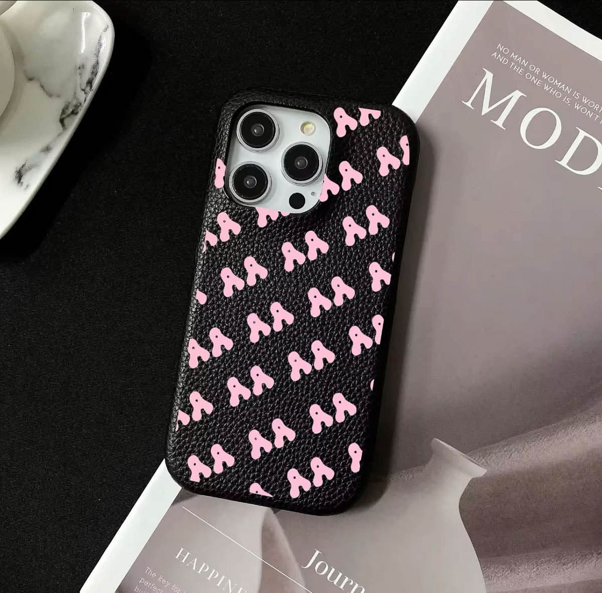 Funda para iPhone Eliot de Maison Caviar, protección elegante en cuero con detalles finos, vista frontal del diseño.
