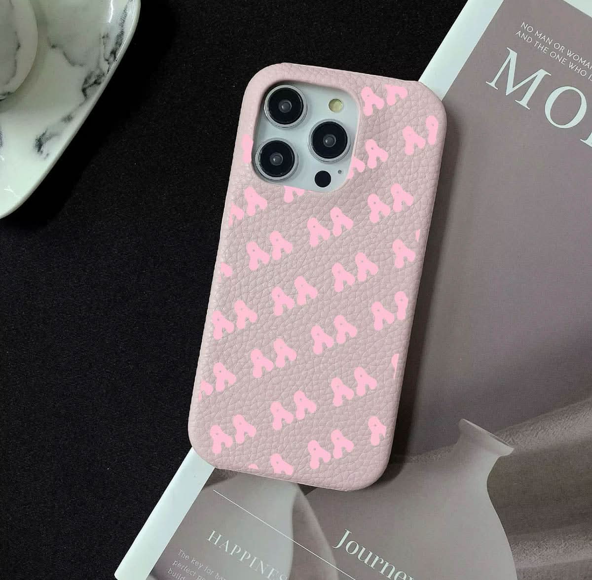 Funda para iPhone Eliot de Maison Caviar, protección elegante con diseño de alta calidad y acabado en cuero.