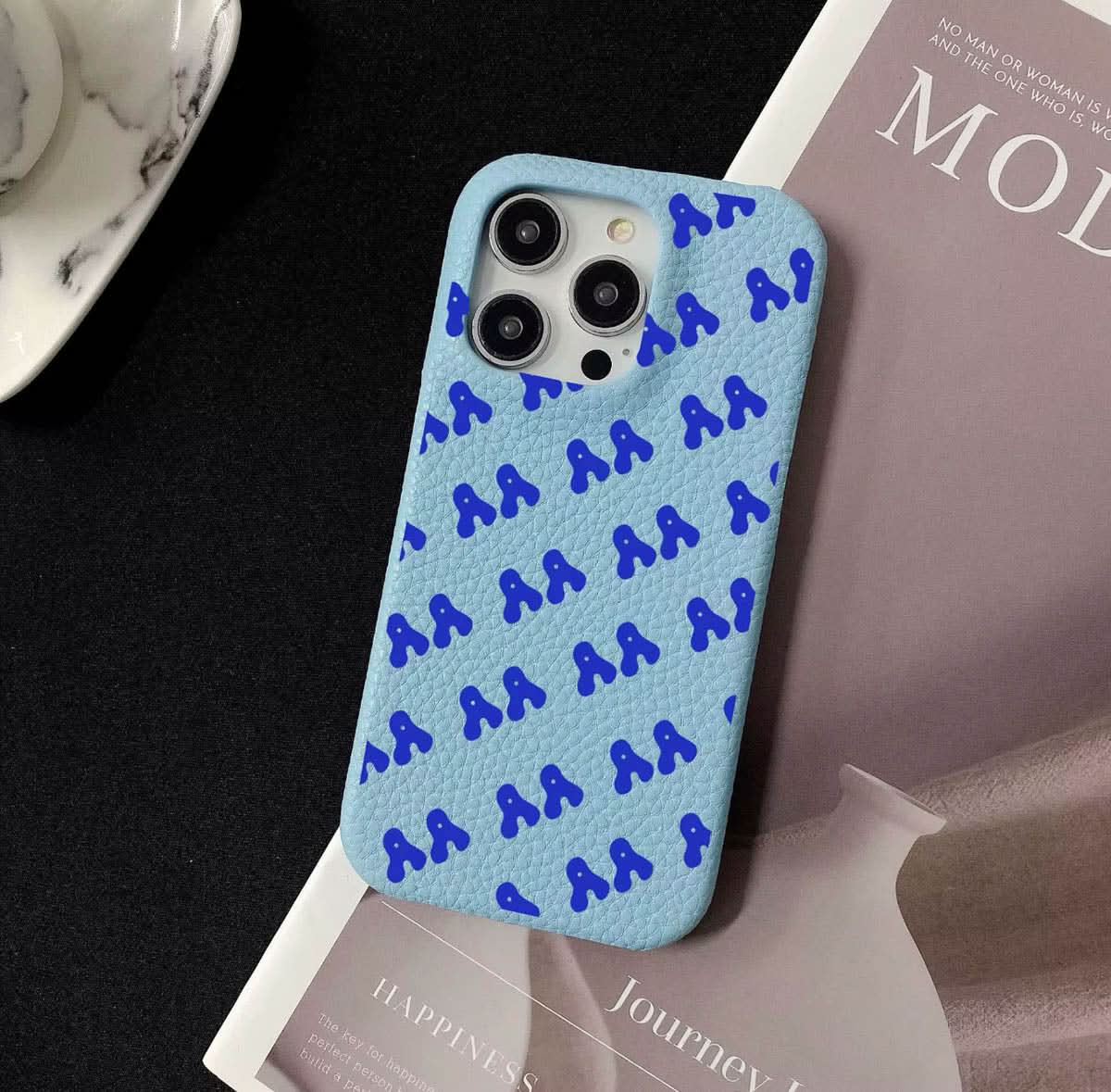 Funda para iPhone Eliot de Maison Caviar, protección en cuero con diseño elegante y detalles finos, vista frontal.