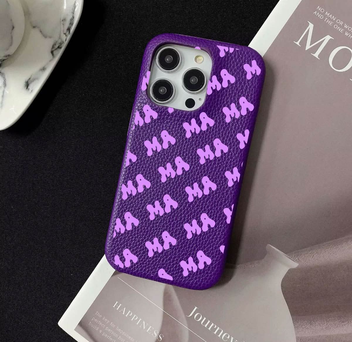 Funda para iPhone Eliot de Maison Caviar, protección de alta calidad con diseño elegante y acabado sofisticado.