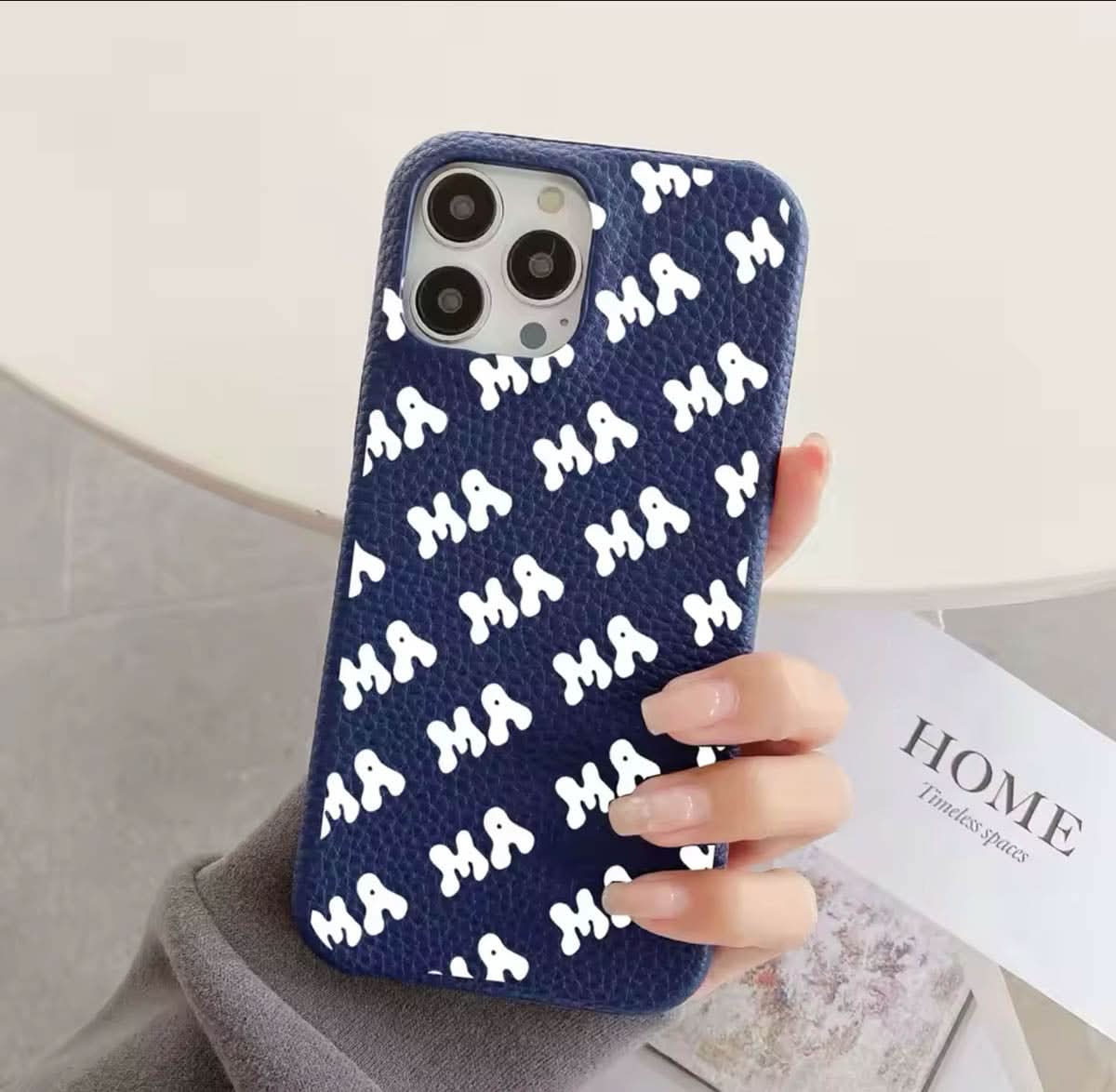 Funda para iPhone Eliot de Maison Caviar, protección de alta calidad en diseño elegante, vista frontal con detalles de la funda.