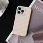 Funda para iPhone Eliot de Maison Caviar, protección elegante en cuero con detalles sofisticados y diseño moderno.