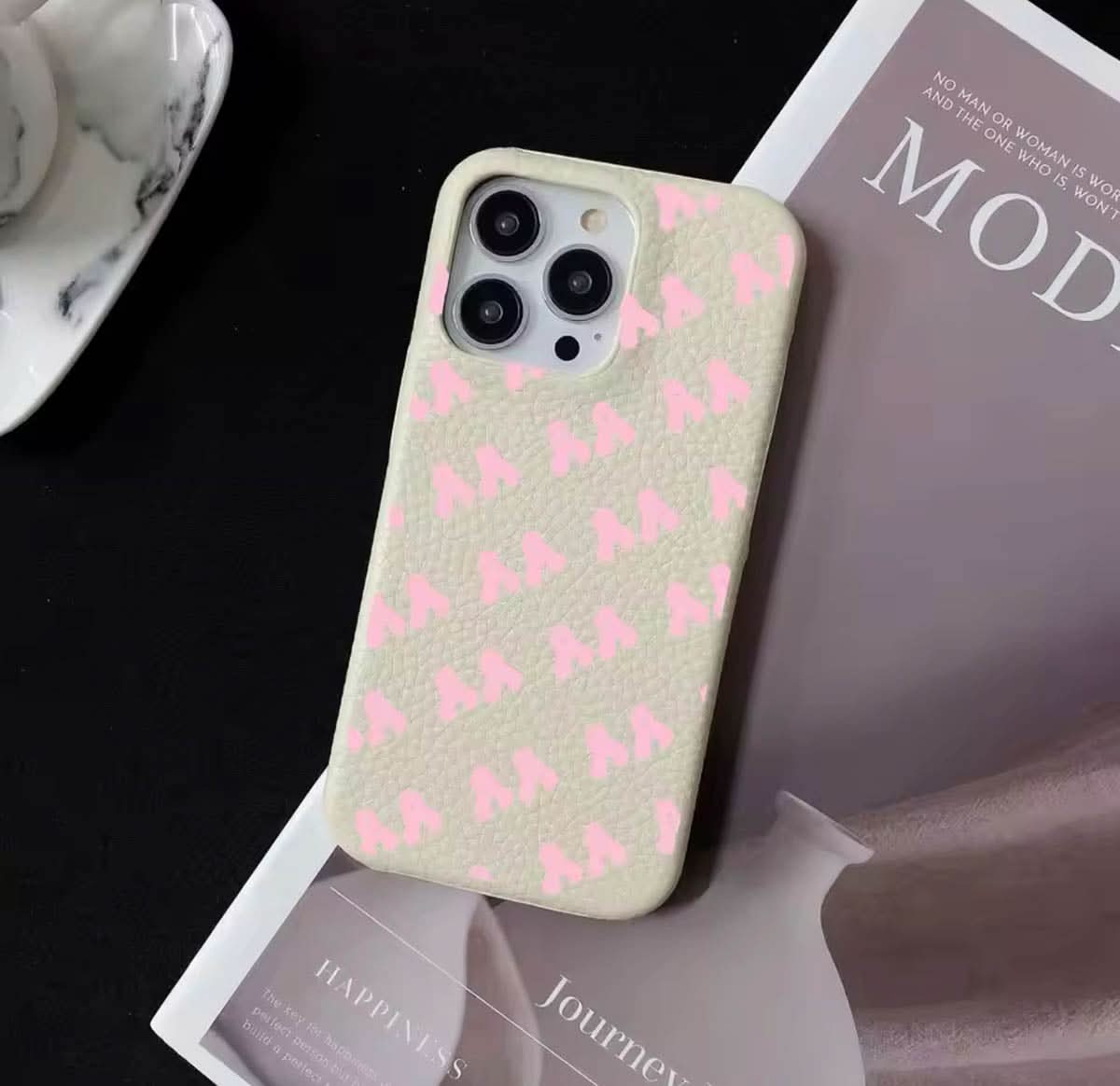 Funda para iPhone Eliot de Maison Caviar, protección elegante en cuero con detalles sofisticados y diseño moderno.