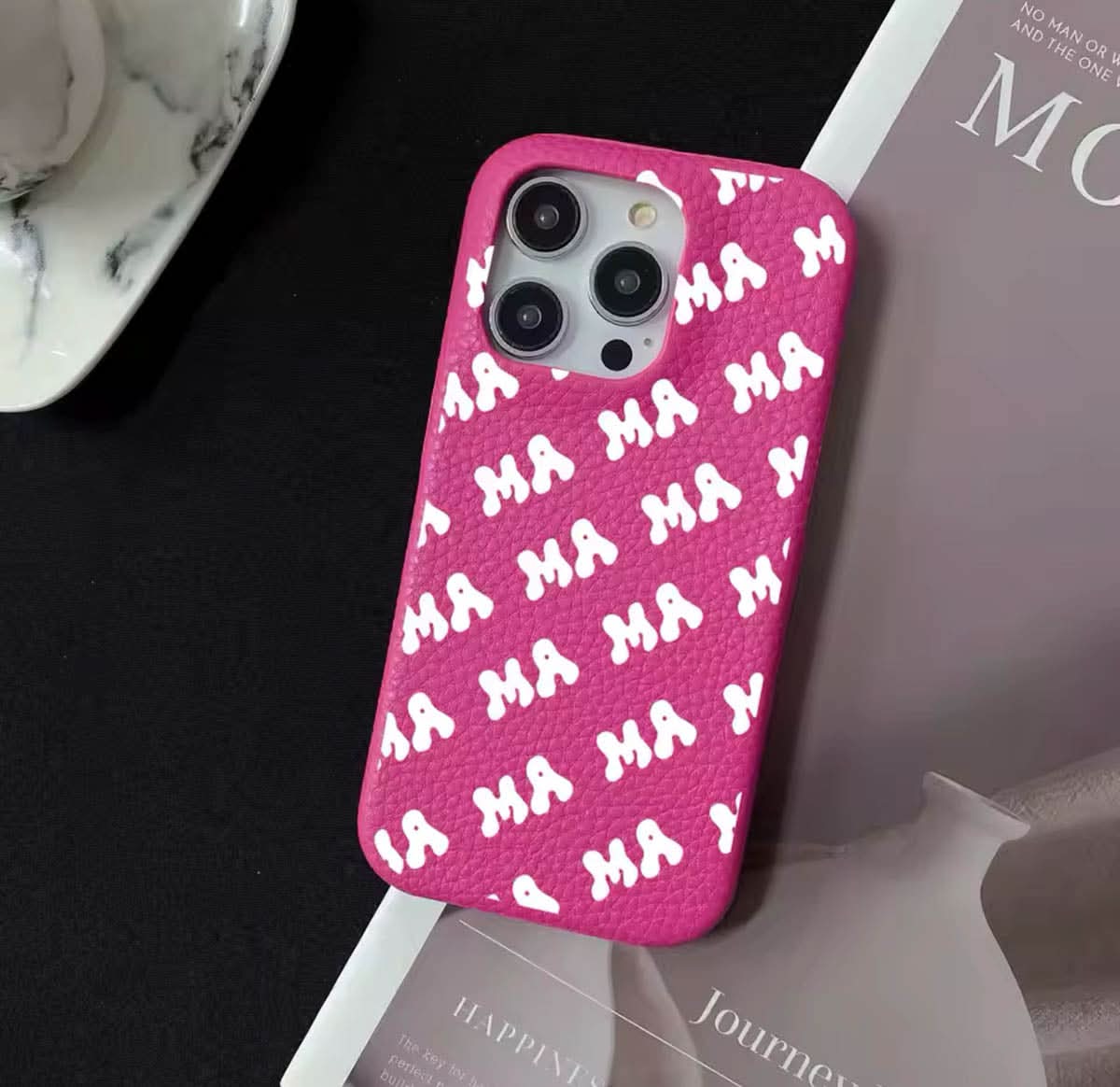 Funda para iPhone Eliot de Maison Caviar, protección elegante con diseño sofisticado en color neutro.